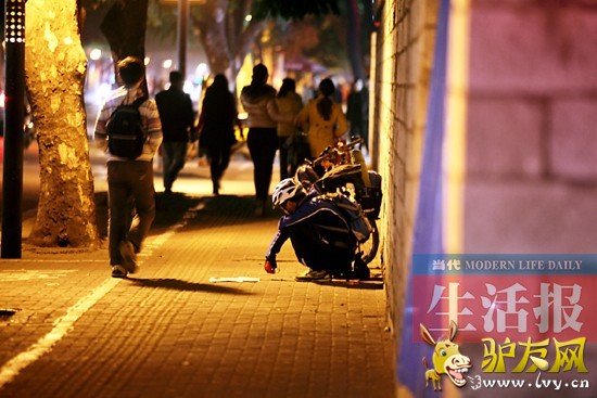 装备齐全在街头讨钱 南宁街头又见“落难驴友”.jpg